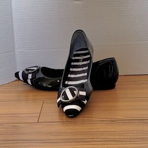 J Renee shoes black and white flats pointed toe patent leather preppy size 8 new